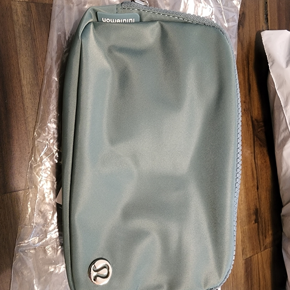 Lululemon everywhere belt bag